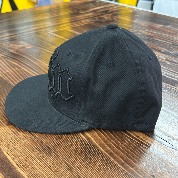 VTG Skin Industries Embroidered Flexfit S-M Black Graphic Trucker Hat Y2K
