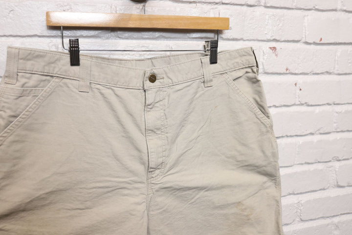 2000s Vintage carhartt khaki work Shorts Size 40/32