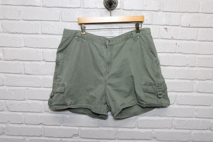 2000s lee riveted green shorts size 40/4.5