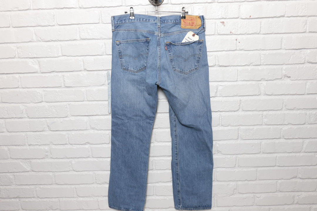 2000s Vintage Levi's 501 Medium Wash Jeans Size 35/30.5