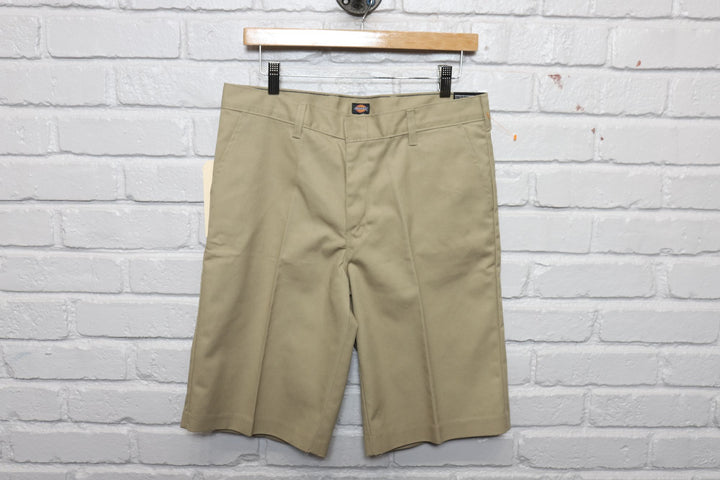 2000s YOUTH dickies khaki shorts size 33/7.25