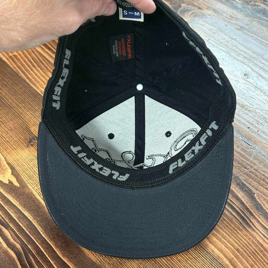 VTG Skin Industries Embroidered Flexfit S-M Black Graphic Trucker Hat Y2K